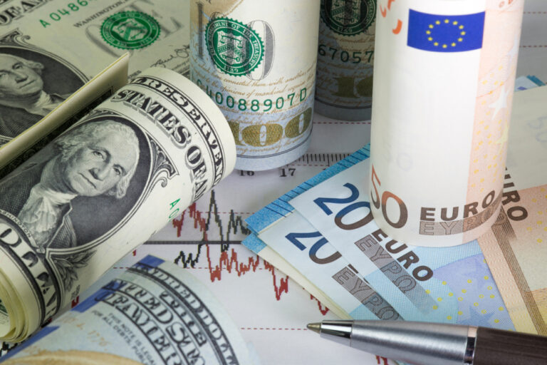 Dollar Falls After Tariff Gains, Australian Dollar Surges as RBA Holds Rates