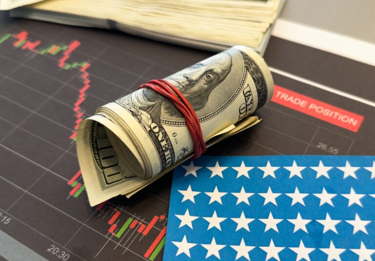 Dollar Pulls Back Ahead of Fed Meeting, Traders Cautiously Watch for Clues